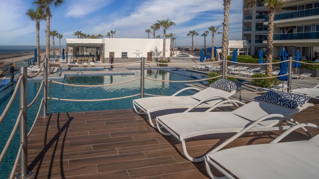 The sun deck over the aqua bar