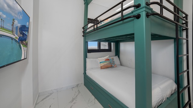 Family-friendly bunk room